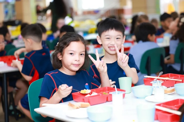 学生开学日灿烂笑容