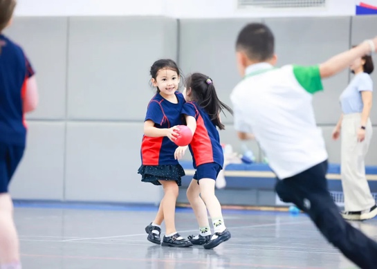 校园内学生开学日互动