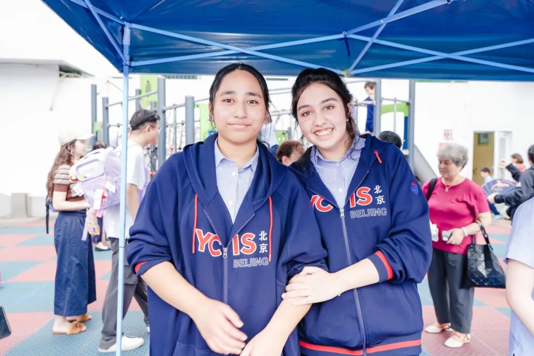 学生和家长在烧烤会上交流互动