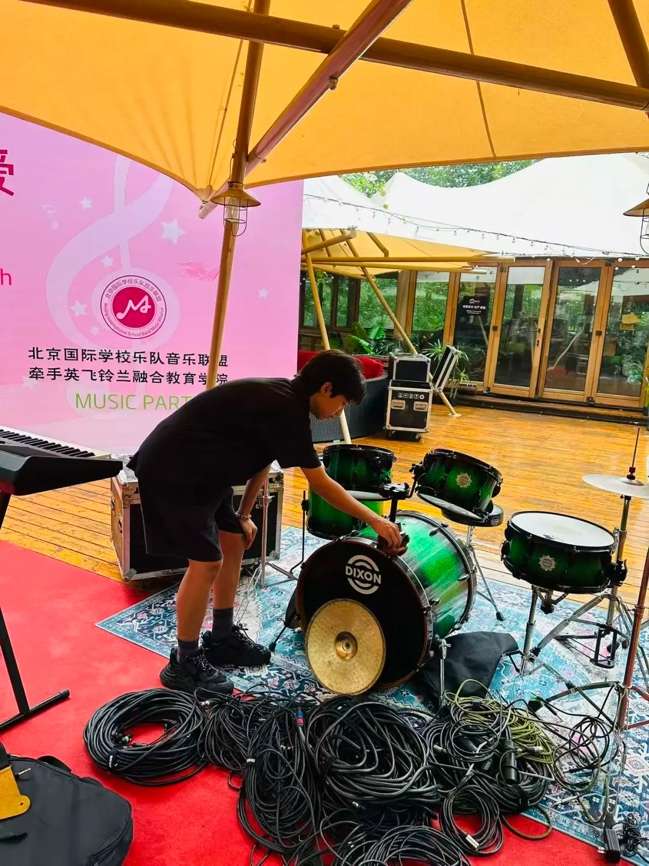 Raymond筹备慈善音乐会，处理场地和设备安排