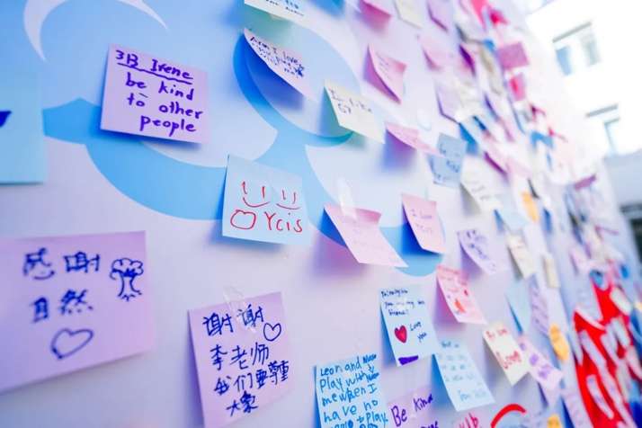 YCIS北京操场上的互动友善之墙展示