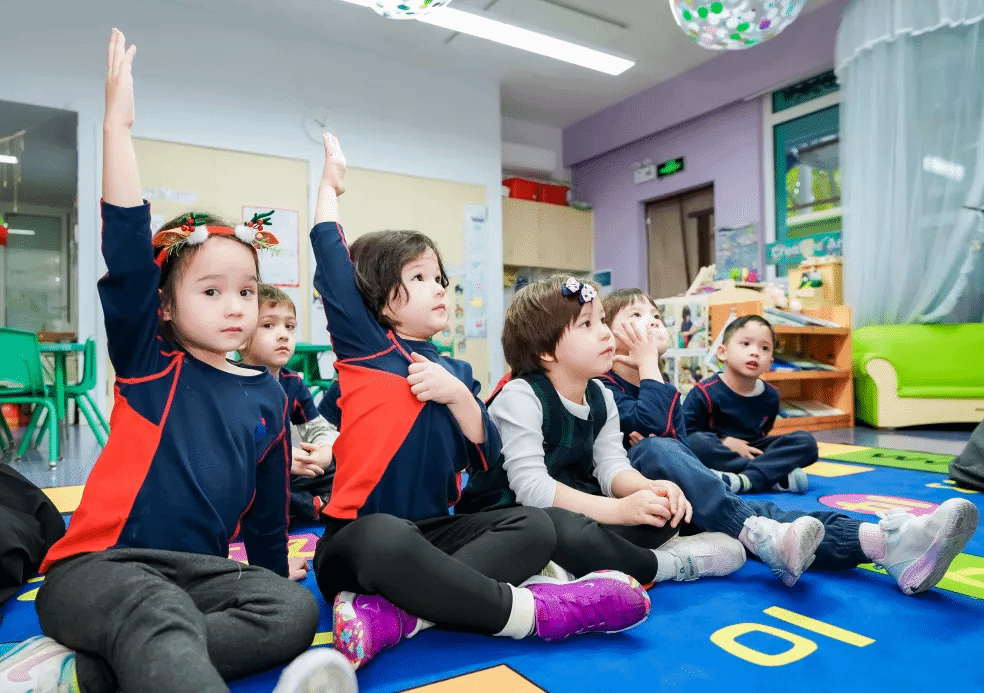 幼教部学生享受关于友谊和同理心的主题故事时间