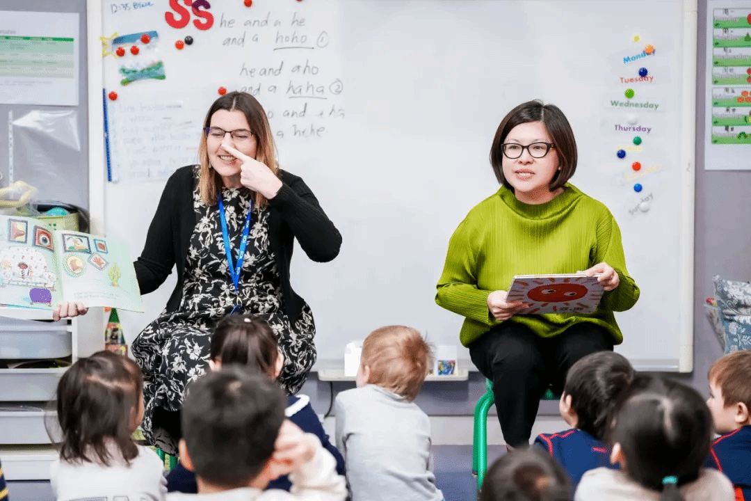 教师和学校领导访问幼教部进行善良周特别活动