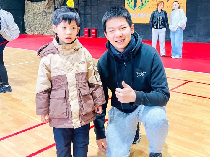 学生与白血病儿童互动