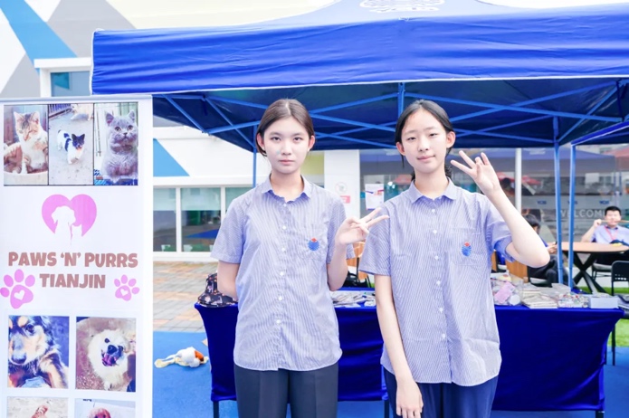学生在动物收容所照顾动物