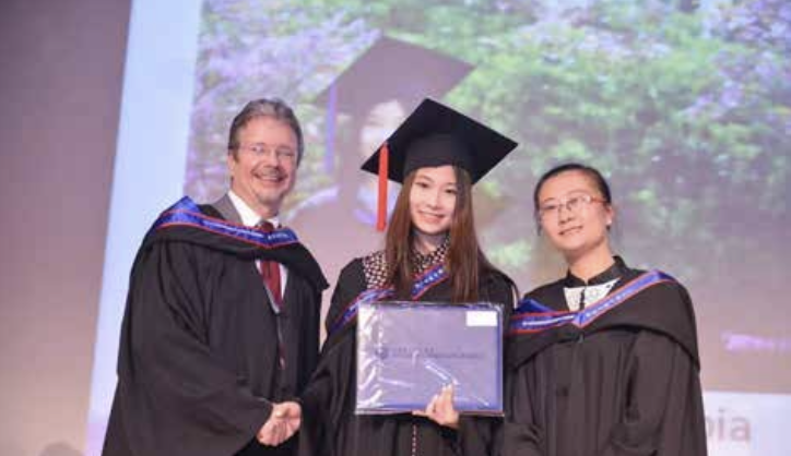 叶琪琪参与学校辅导团队讨论