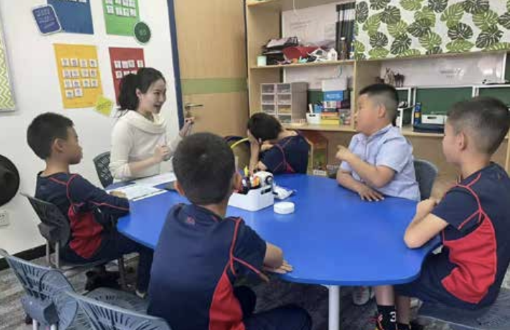 叶琪琪为学生提供学习支持