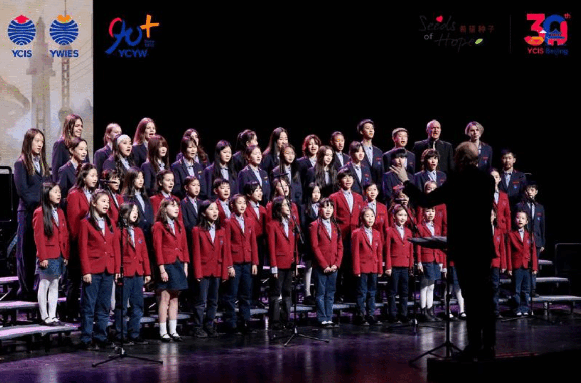 耀中耀华学子在舞台上倾情演奏