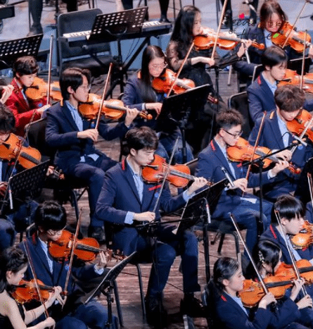 耀中耀华学生投入音乐表演
