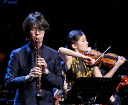 耀中耀华师生校友同台献艺演唱主题曲