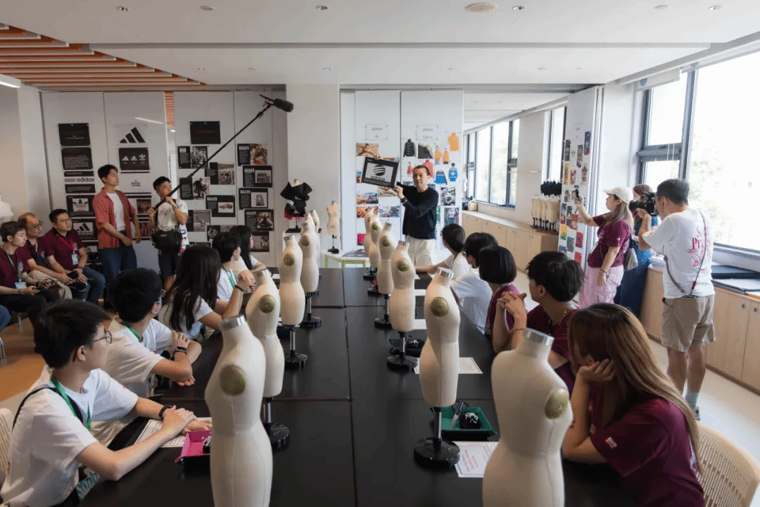 同學們在浙江桐鄉耀華參加AI與創新主題活動的簽到與交流場景