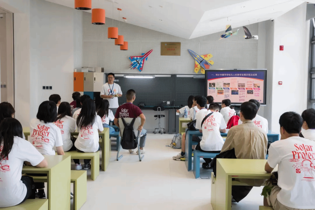 浙江桐鄉耀華工作人員帶領參觀，介紹校園與學習設施