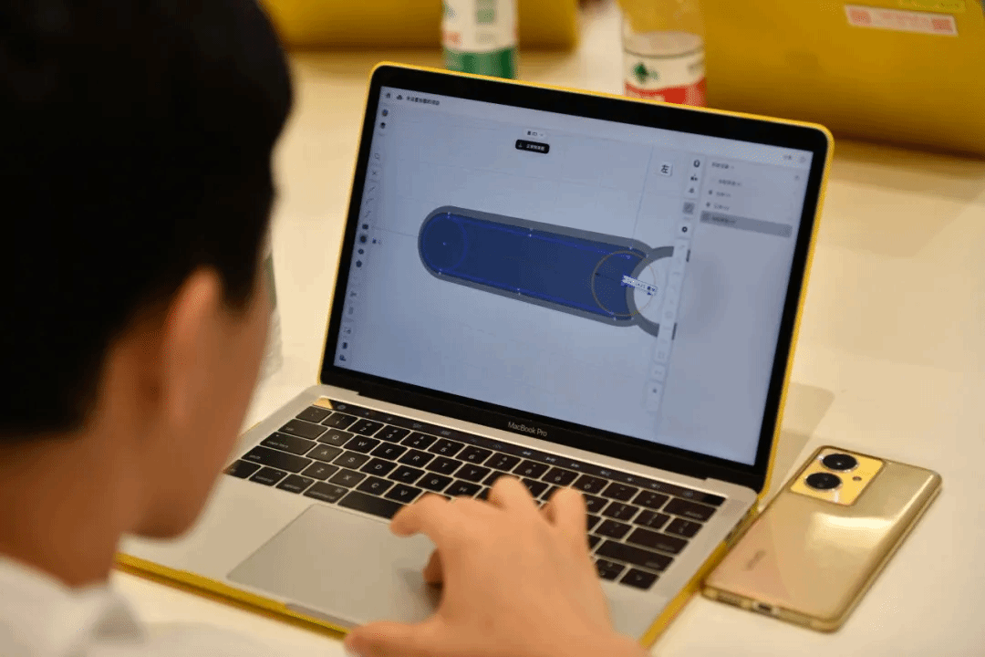學生在計算機上進行3D建模，設計個性化姓名牌