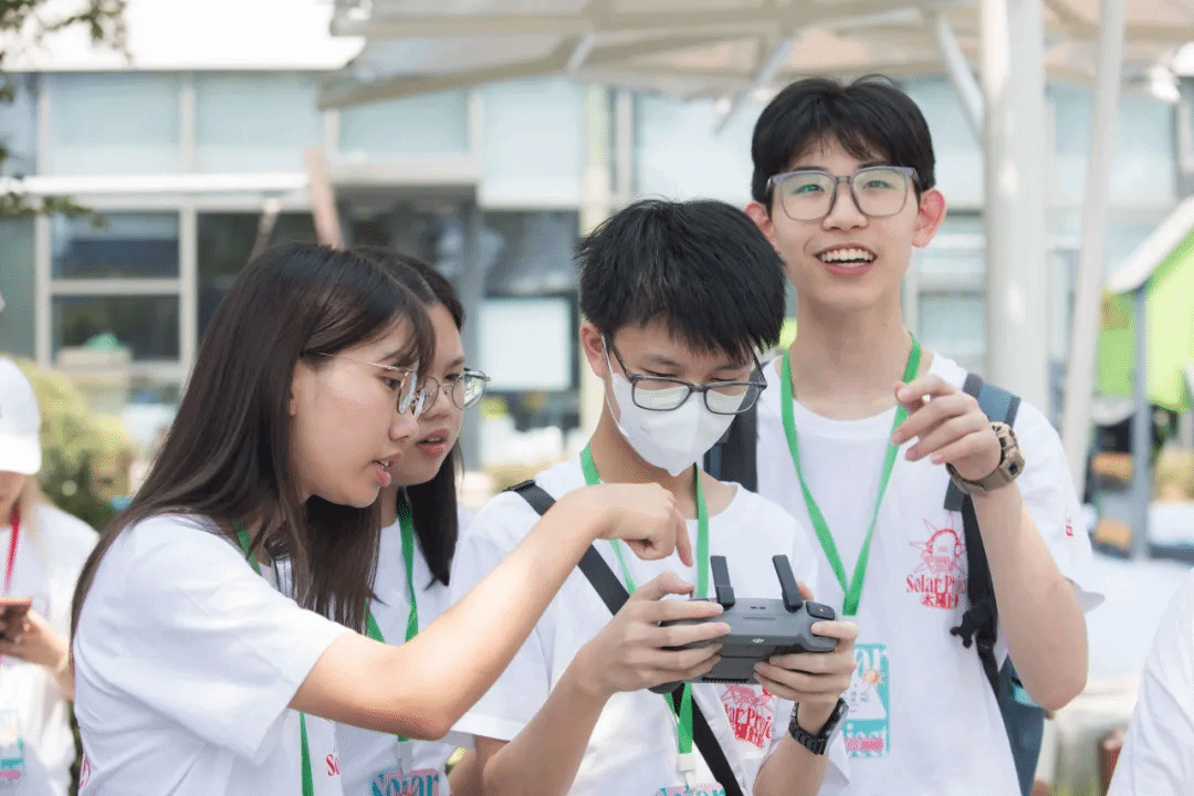 學生完成無人機實操訓練後的瞬間,現場氛圍熱烈