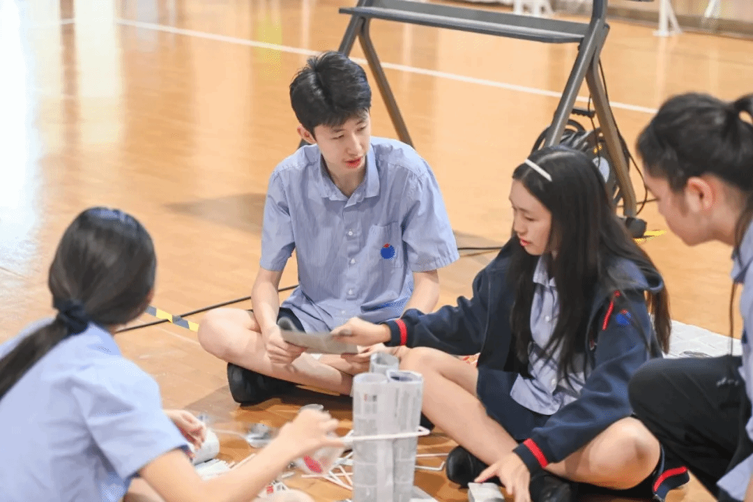 学生上台分享收获，展现自信与表达能力