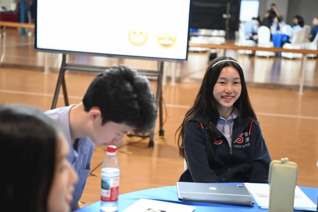 工作坊活动花絮：学生与老师在校园交流互动