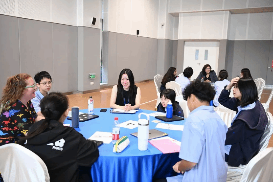 工作坊闭幕合影：多校学生与教师共塑AI时代服务型领导典范