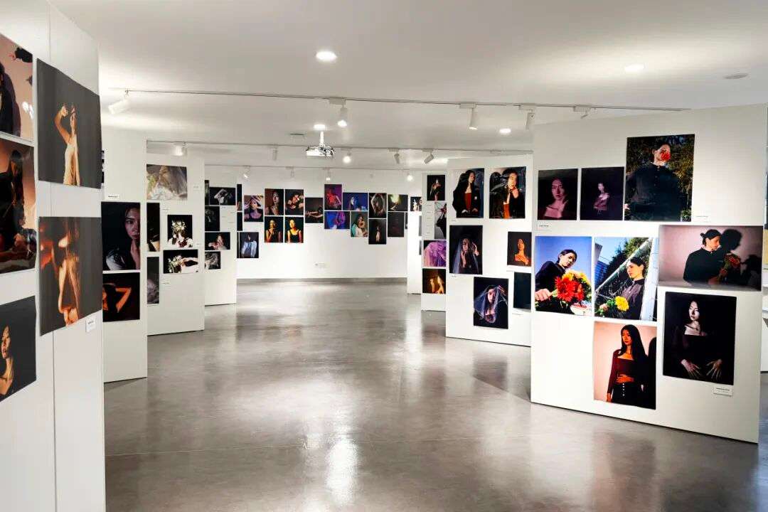 模特周学生作品展展厅一景,学生在208创意空间完成布展与观展(上海耀华古北校区)
