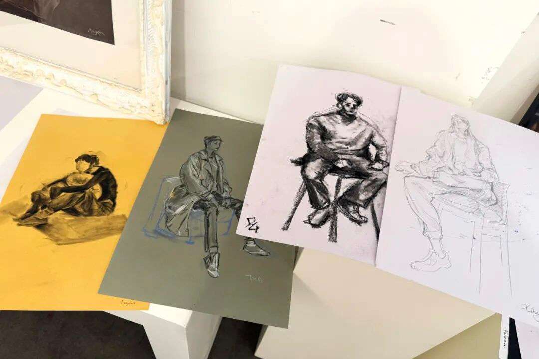 展览全景:208创意空间墙面排列与灯光(上海耀华古北校区)