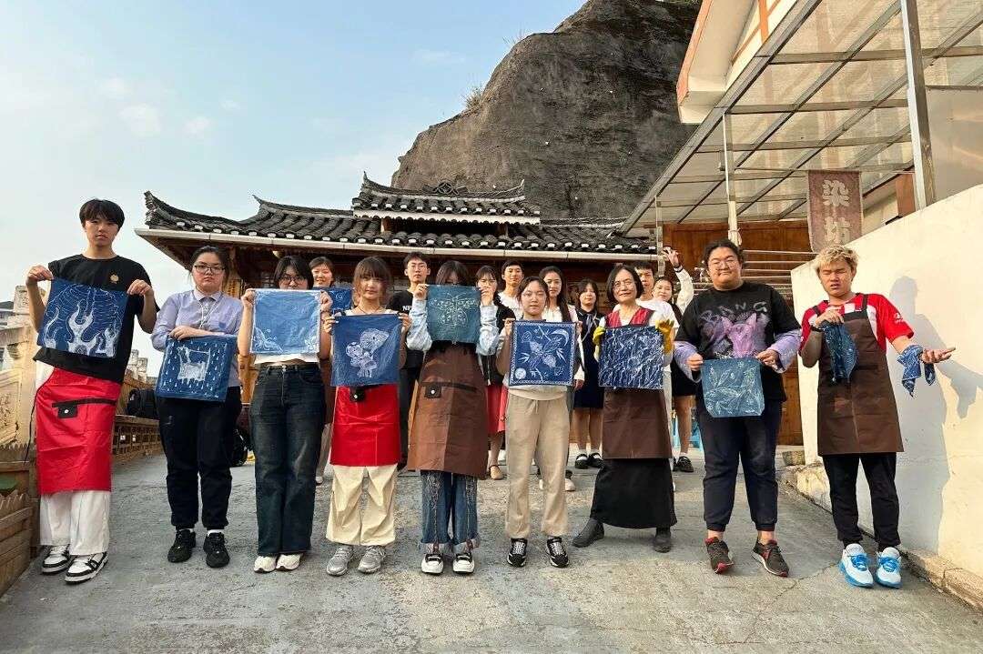 贵州文化研学之旅，学生进行实地文化调研与创作记录