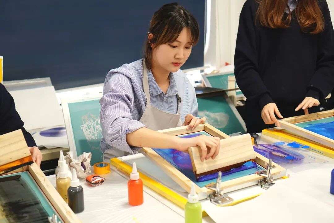 丝网印刷工作坊，学生体验版画工艺流程