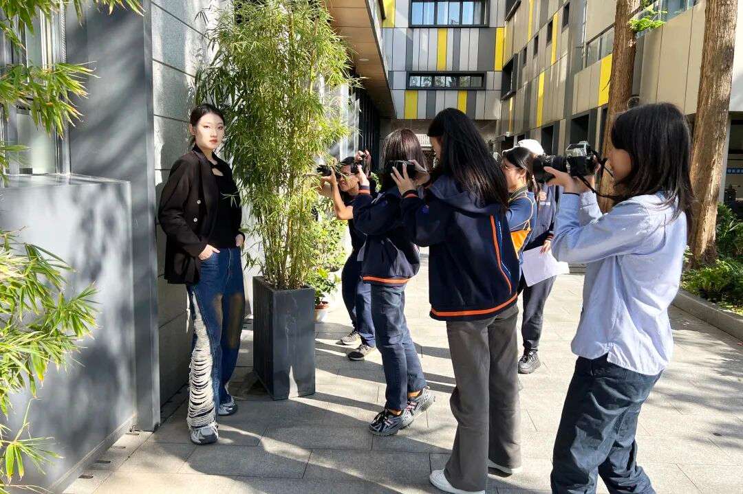 模特周实践学习，学生参与服装造型与走秀练习