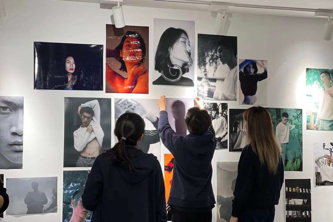 校内策展实践，学生布展与讲解艺术作品