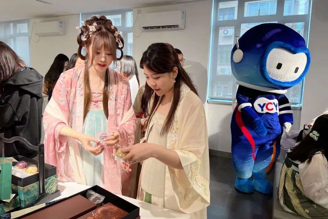 中秋汉服日活动，学生身着传统服饰体验中华文化