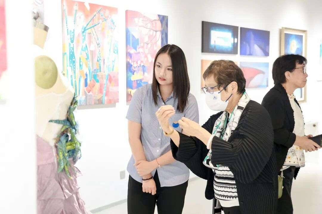 年度艺术大展现场之一：学生与家长参观展出作品