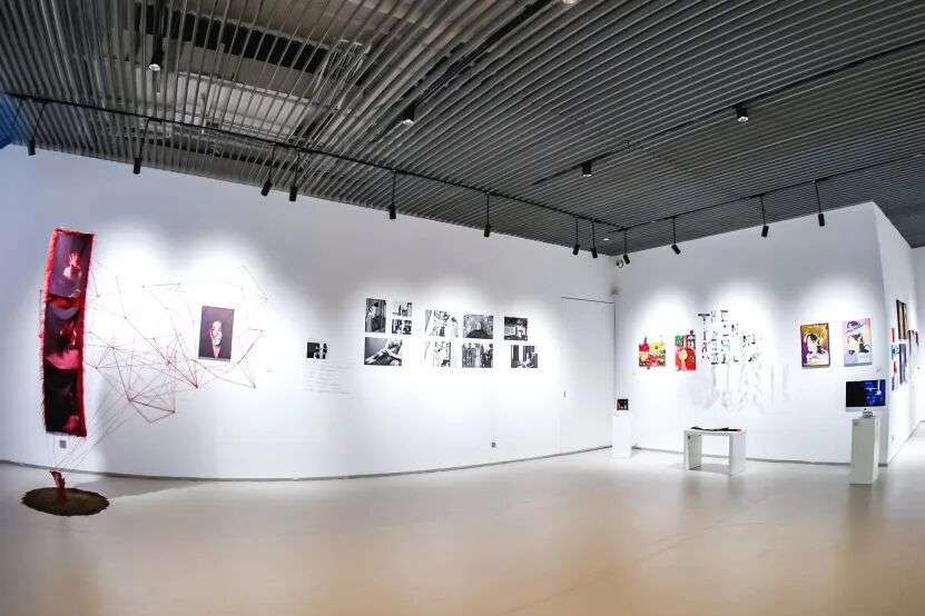 年度艺术大展现场之二：多媒介艺术作品陈列于展厅