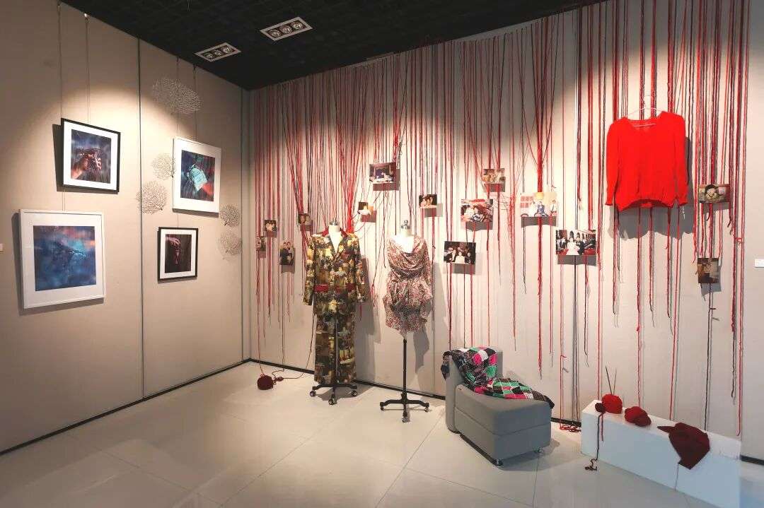 年度艺术大展现场之三：观众与学生互动讨论创作思路