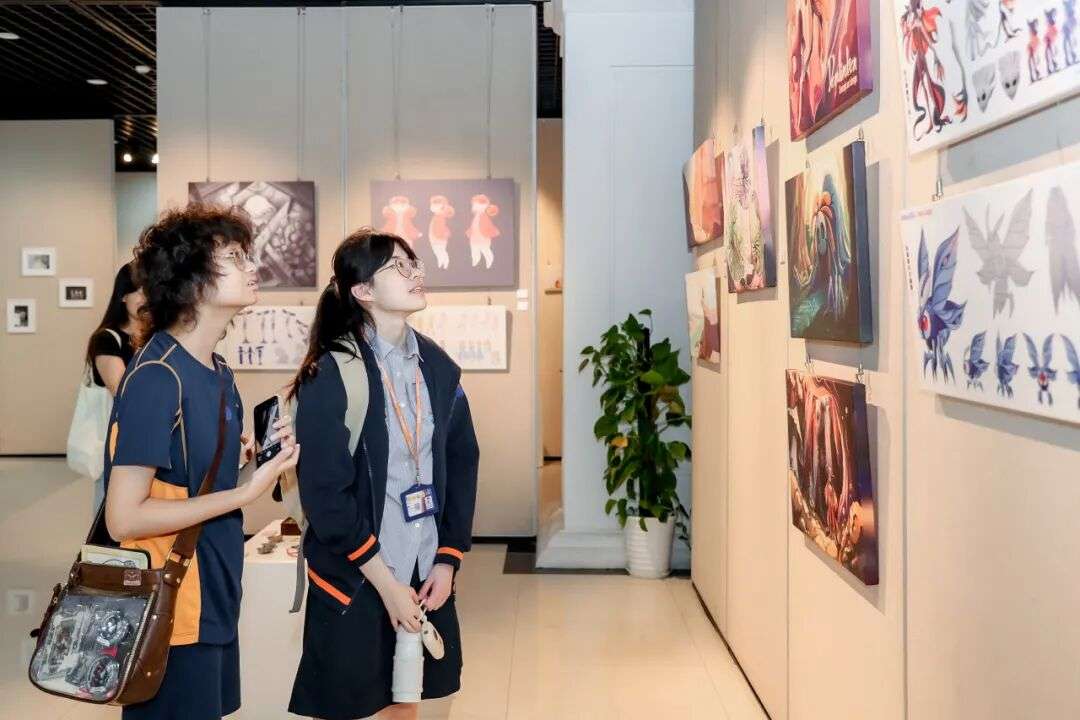 年度艺术大展现场之五：立体造型与服饰作品陈列