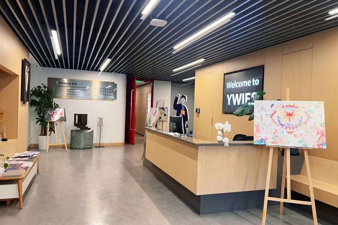 学校门厅，展示整洁明亮的迎宾空间