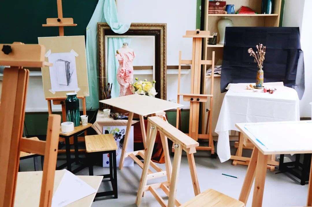 艺术画室：学生进行素描与色彩训练
