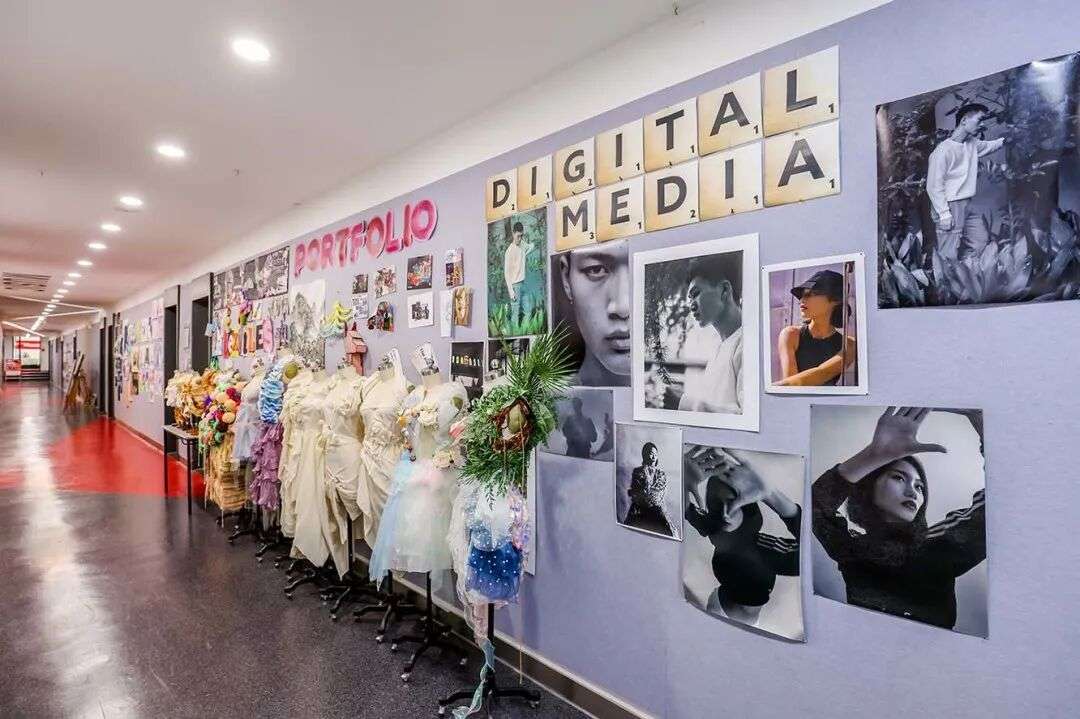 艺术走廊：学生作品在校园内陈列展出