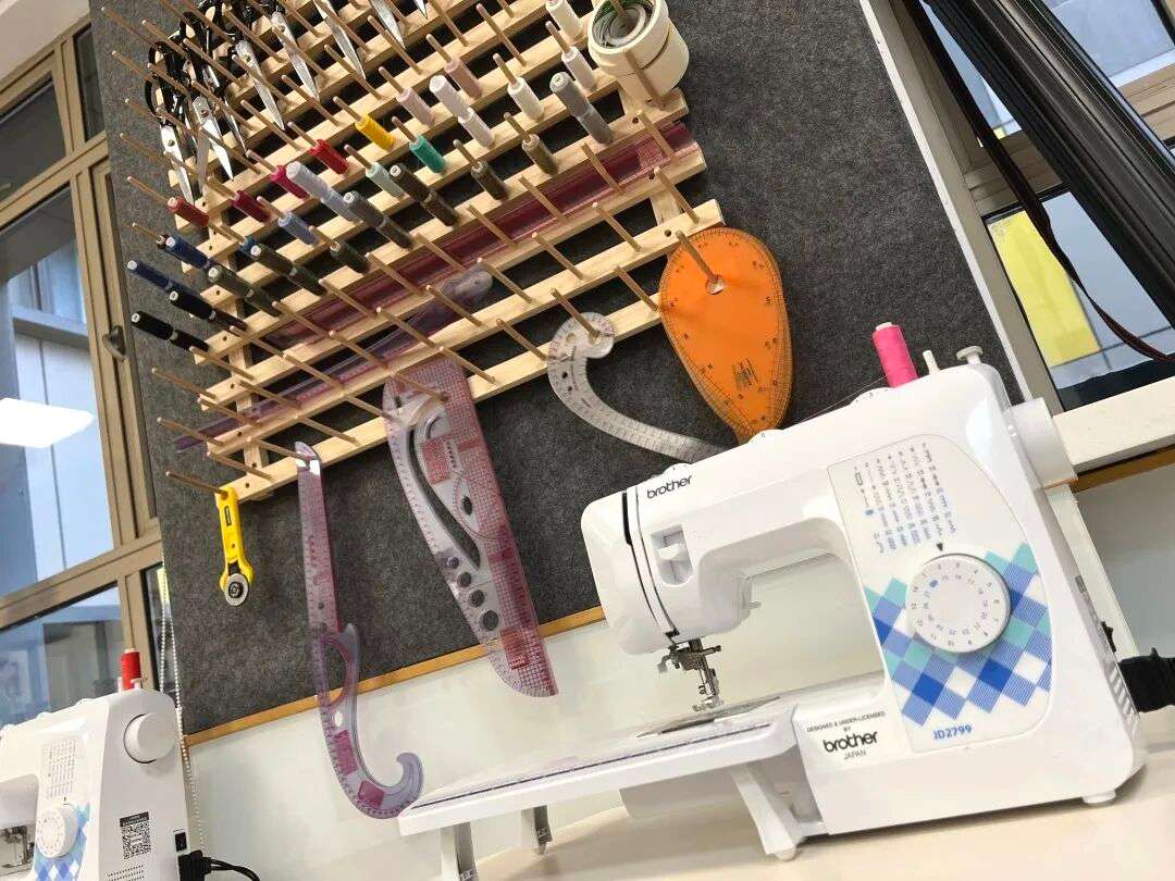 缝纫机与针线工具：时装工艺设备一览