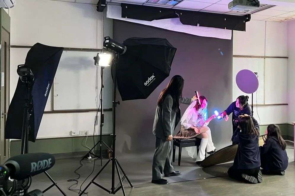 校内小型摄影棚：灯光与布景设备齐全
