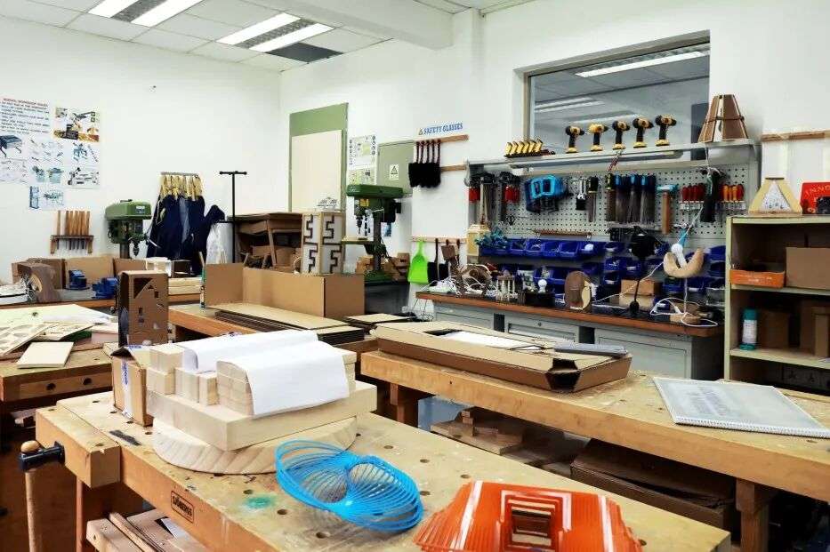 建筑与设计工艺工作室：模型与结构制作区域
