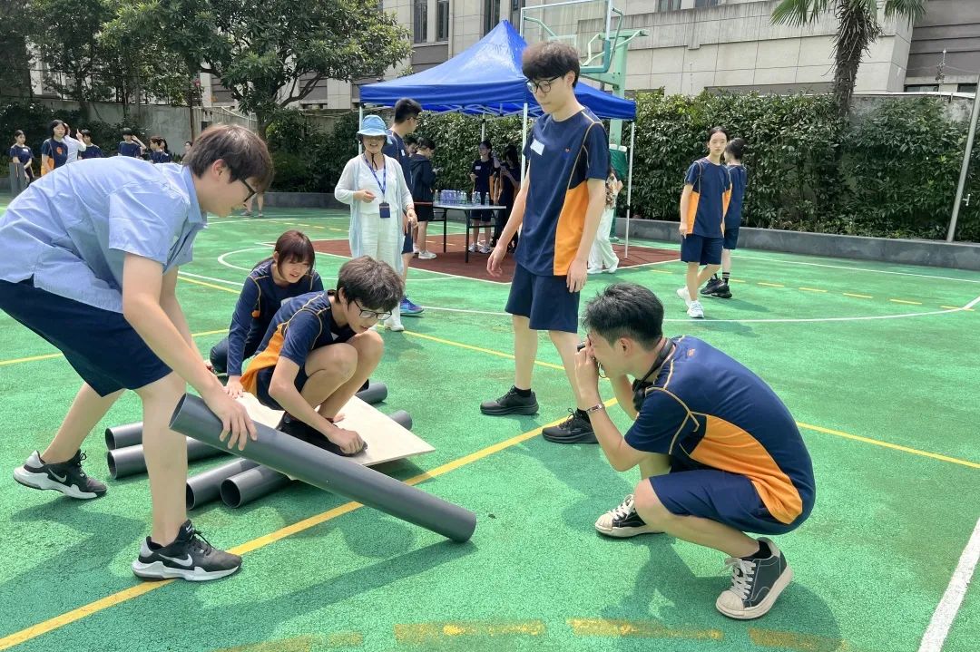 旱地划船团队协作比赛，培养同学协同能力