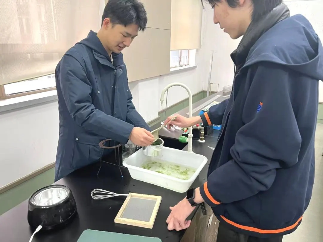 学生在实验室进行刚毛藻造纸测试与数据记录,验证强度与吸水性(上海耀华古北校区)