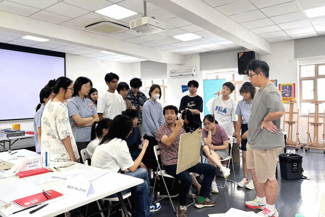古北耀华学生在夏令营中进行艺术创作练习