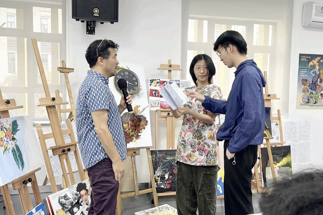 古北耀华夏令营学生在进行艺术作品讨论和反馈