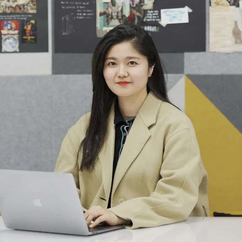 上海耀华古北校区数字媒体与设计导师兼署理副校长 Luxin Zhang 肖像，分享AI教育观点