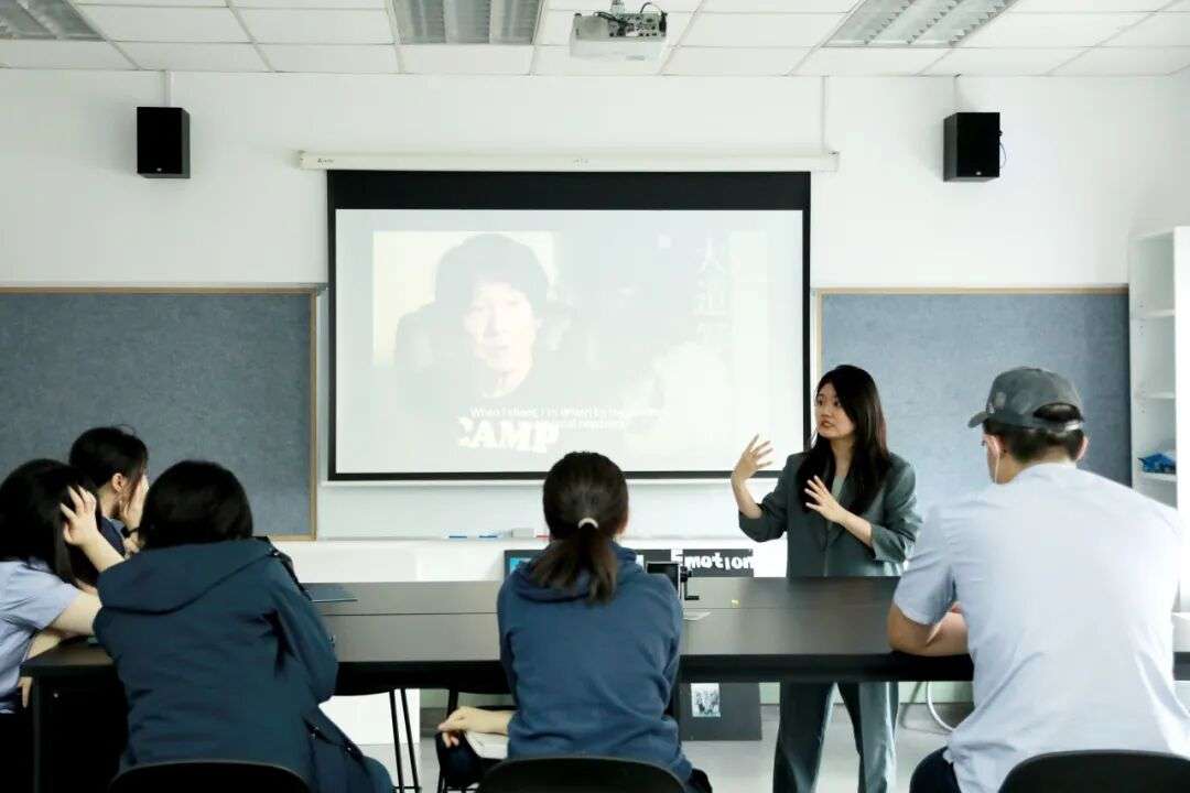 上海耀华古北校区课堂与学生作品展示，映照AI时代创作门槛提高的趋势与教育观点