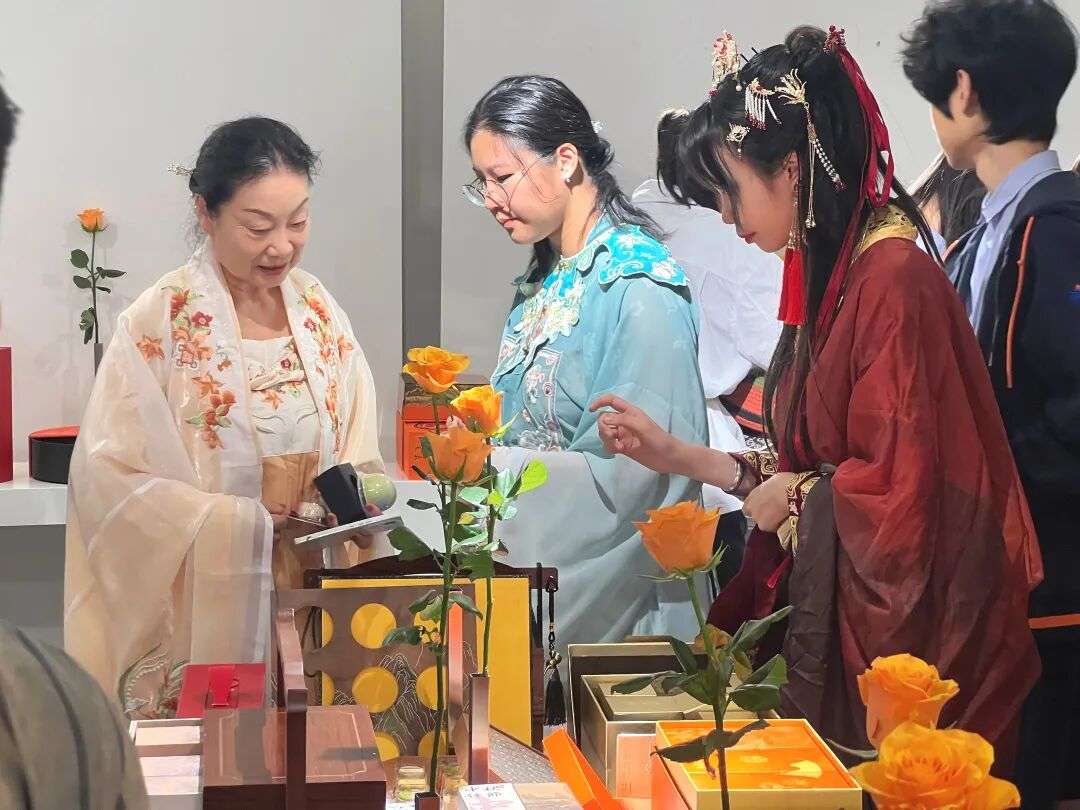 汉服日活动走廊与教室场景,学生与家长身着汉服参与上海耀华古北校区中秋活动