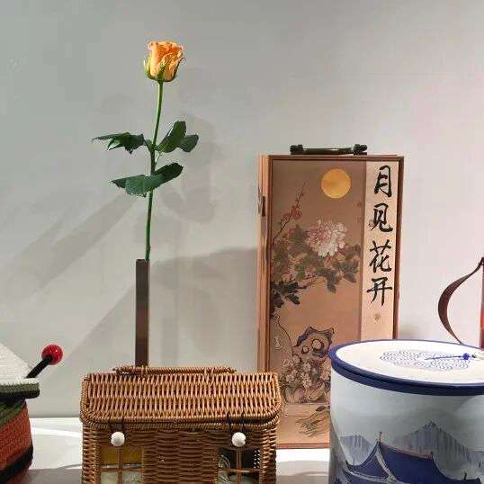 师生与家长围桌分享月饼与茶饮，交流节日文化