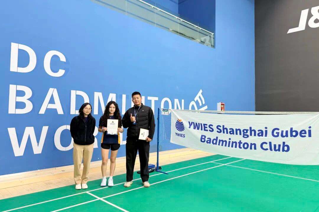 亚军颁奖:G12 Zeina Zhang在羽毛球比赛中的领奖合影