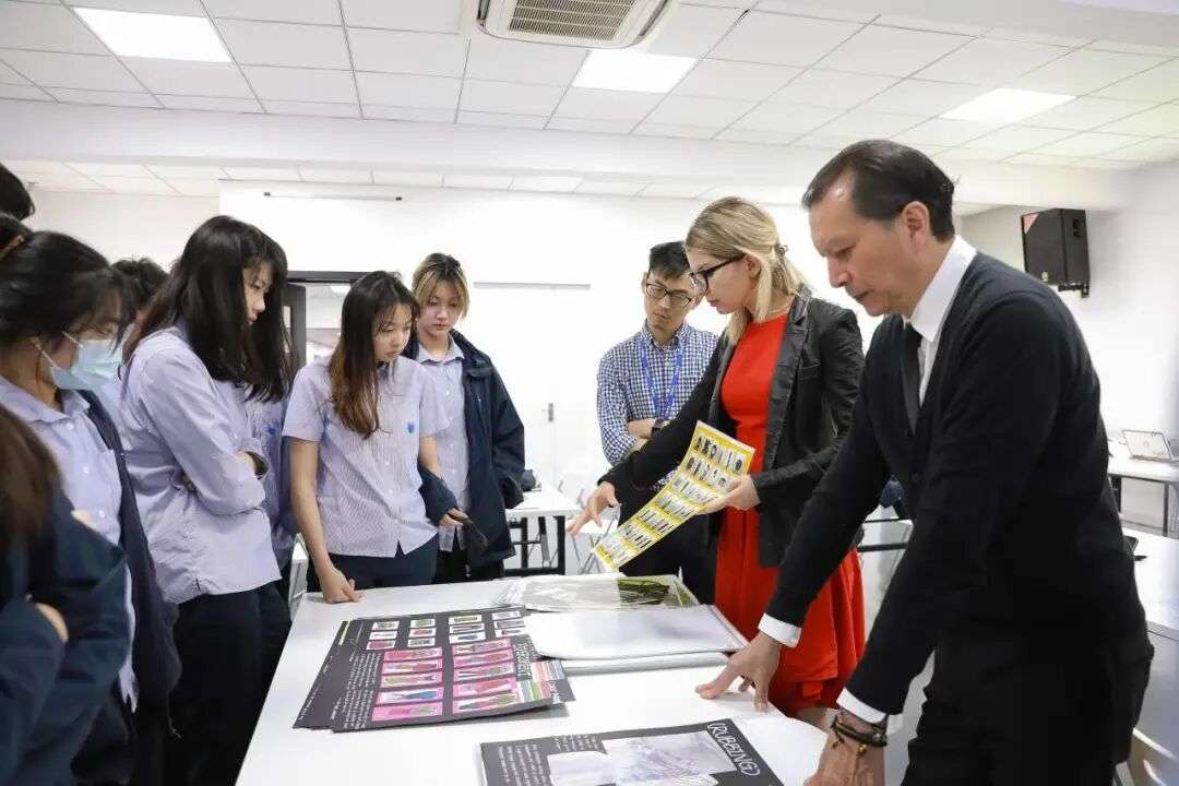 多位老师与学生共同评审与讨论作品集