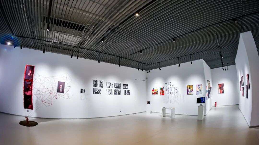年度艺术大展现场:学生作品与公众互动交流(上海耀华古北校区)