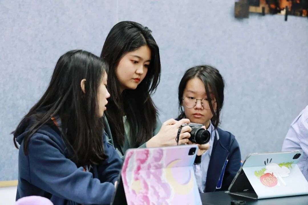 课堂中的Luxin老师授课现场,数字媒体课程教学片段